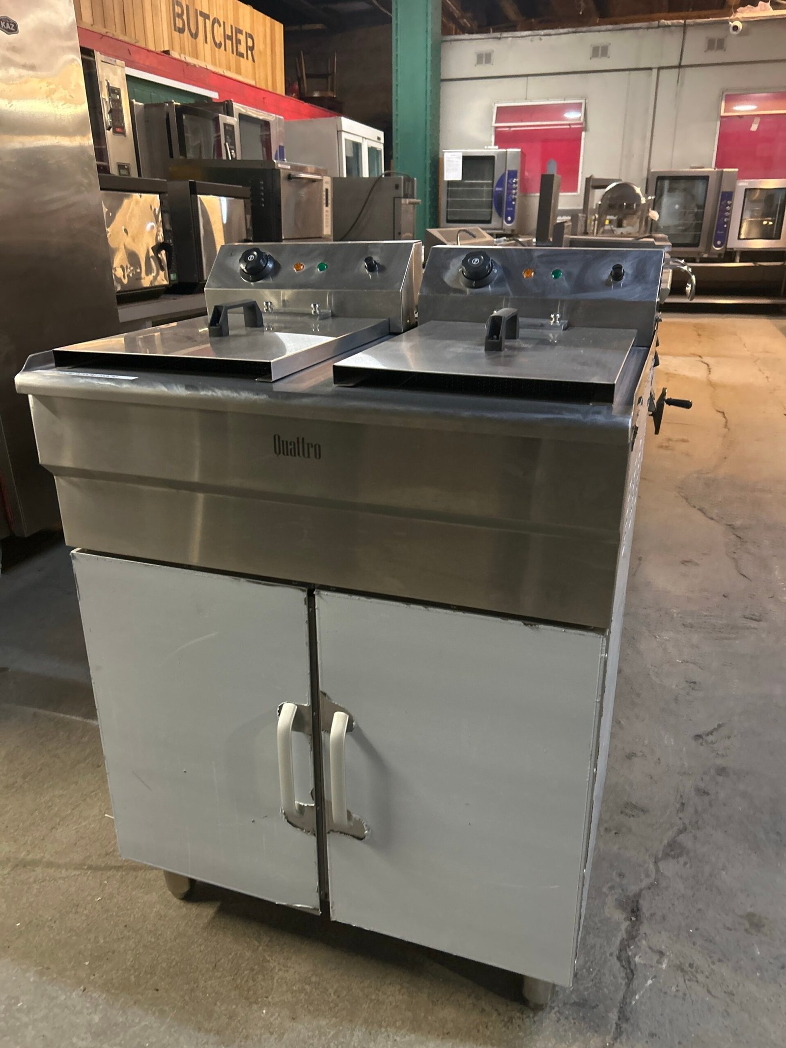 48a6ae18-c03d-4d4f-bf56-aa76bf4370f0-6012-0000023918530b9c_file-scaled-1.jpeg Quattro Floor Standing 2 x 16 litre Twin Tank Electric Fryer - Image 1